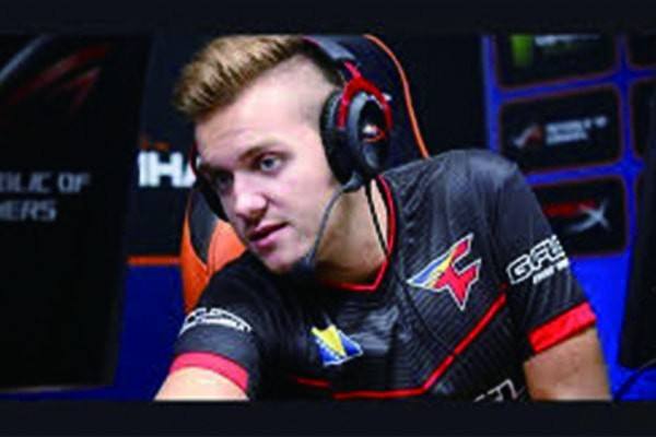 100T官推发布Doublelift、Prince交换队服合影：意义所在