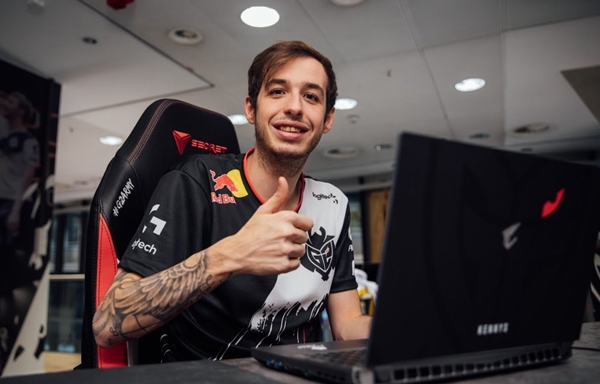 GALA 状态！Giggs 投中三分球， Meiko 带领团队冲向 Invictus Gaming 首先获得比赛点